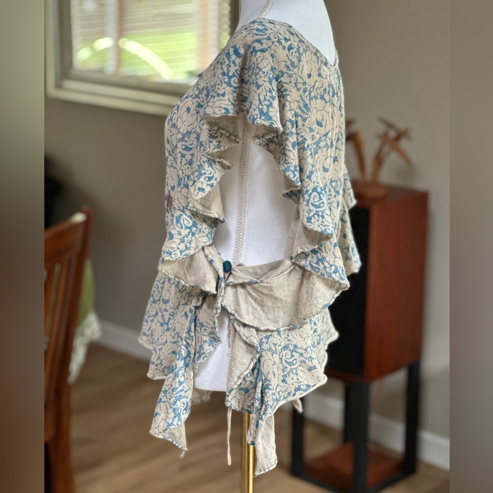 ANTHROPOLOGIE MOTH Boho Chantilly
Begonia Embroidered Poncho Top - Picture 3 of 9